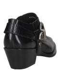 Elegante zapato vaquero negro de cuero con hebilla decorativa y taco bajo, perfecto para eventos casuales.