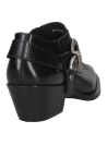 Elegante zapato vaquero negro de cuero con hebilla decorativa y taco bajo, perfecto para eventos casuales.