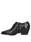 Calzado femenino en cuero negro con diseño vaquero, hebilla metálica y puntera afilada, ideal para looks casuales.