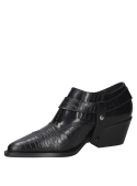 Zapato vaquero de cuero negro con textura de reptil y hebilla plateada, estilo urbano sofisticado para mujer.