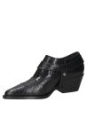 Zapato vaquero de cuero negro con textura de reptil y hebilla plateada, estilo urbano sofisticado para mujer.