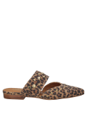 Estilo mule de cuero estampado leopardo, tachuelas doradas, mezcla de clásico y moderno.