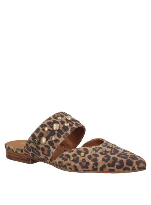 Zapato mule femenino, cuero animal print leopardo, decorado con tachuelas doradas.