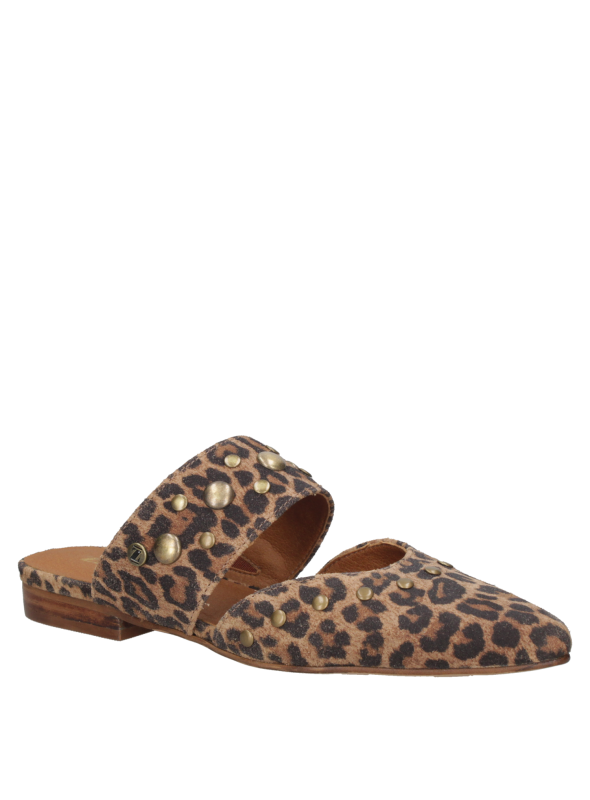 Zapato mule femenino, cuero animal print leopardo, decorado con tachuelas doradas.