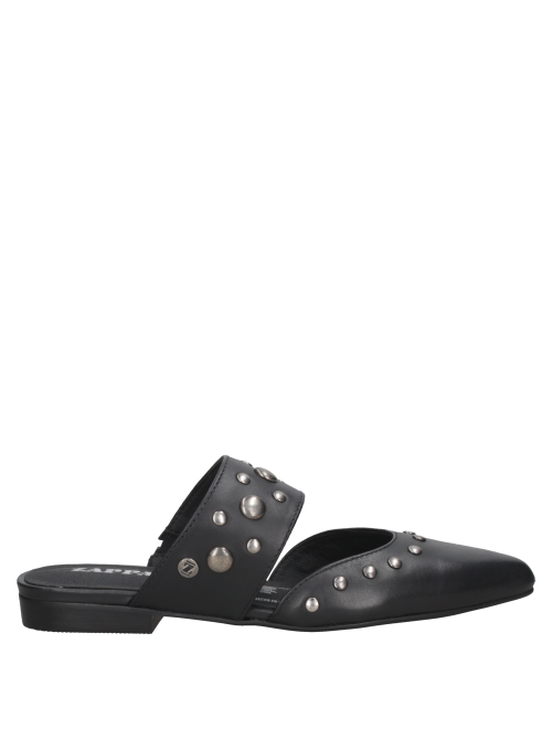 elegante mule negro de cuero para mujer con remaches, ideal para ocasiones informales