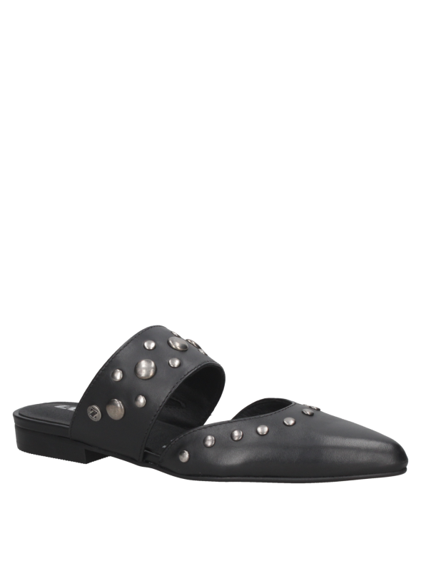 elegante mule negro de cuero para mujer con remaches, ideal para ocasiones informales