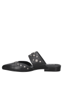 calzado mule negro de cuero con diseño moderno y remaches, ideal para un look casual