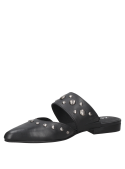 zapato mule negro de cuero para mujer con remaches metálicos en el empeine, estilo rockero