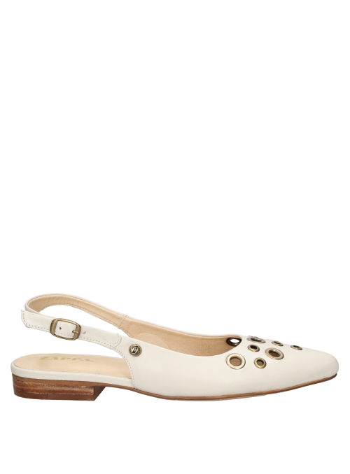 Ojales metálicos decorativos en zapato blanco de cuero, estilo minimalista.