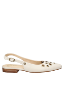 Textura suave de cuero en zapato slingback blanco, ideal para eventos semi-formales.
