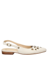 Textura suave de cuero en zapato slingback blanco, ideal para eventos semi-formales.