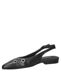 Zapato de cuero negro para mujer con apliques metálicos, estilo casual y diseño elegante.