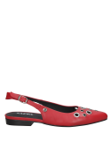 Elegante zapato rojo de cuero, perfecto para destacar en atuendos casuales o formales.
