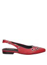 Elegante zapato rojo de cuero, perfecto para destacar en atuendos casuales o formales.