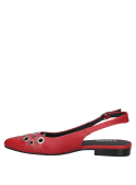 Slingback de cuero rojo con correa ajustable para un calce cómodo y seguro.