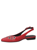 Zapato de cuero rojo con punta afilada y ojales metálicos en diseño moderno y audaz.