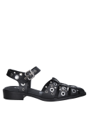 elegante zapato de cuero negro con detalles punk, ideal para eventos informales.