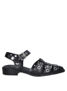 elegante zapato de cuero negro con detalles punk, ideal para eventos informales.