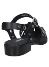 zapato de cuero negro con ojales metálicos, perfecto para un look rockero y versátil.