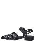 calzado de cuero negro con diseño moderno y audaz, ideal para moda urbana.