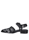 calzado de cuero negro con diseño moderno y audaz, ideal para moda urbana.