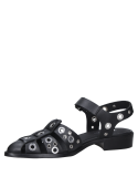 zapato de cuero negro para mujer con tiras y ojales metálicos, estilo casual y punk.