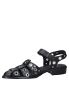 zapato de cuero negro para mujer con tiras y ojales metálicos, estilo casual y punk.