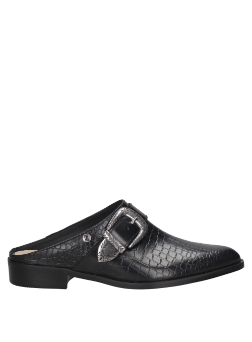 Zapato mule de cuero negro reptil con hebilla, diseño chic y versátil para mujer.