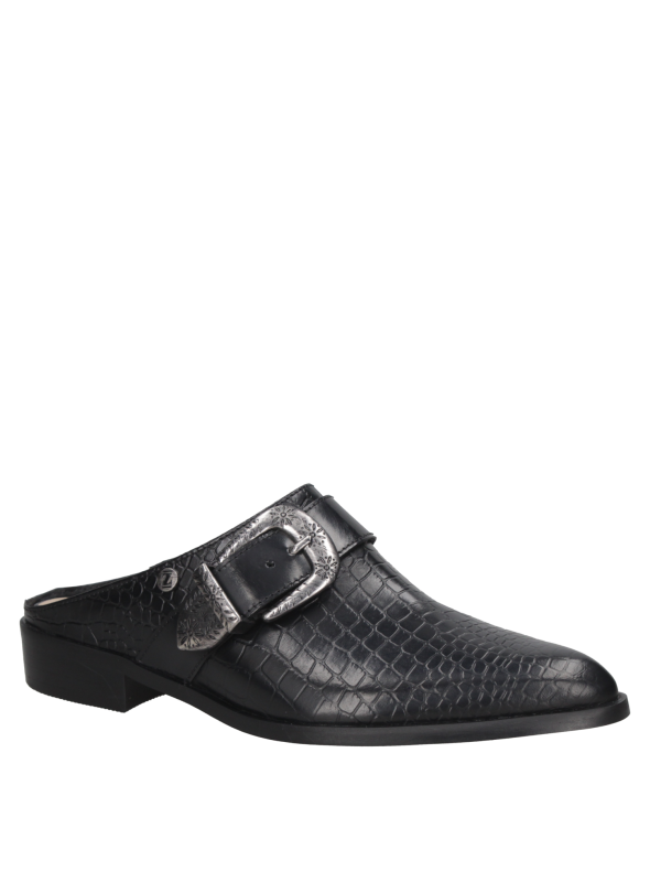 Zapato mule de cuero negro reptil con hebilla, diseño chic y versátil para mujer.