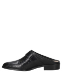 Mule de cuero negro reptil con hebilla metálica, diseño casual urbano para mujer.