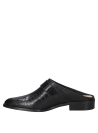 Mule de cuero negro reptil con hebilla metálica, diseño casual urbano para mujer.