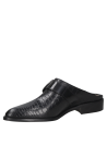Zapato mule negro de cuero reptil para mujer con hebilla plateada, estilo casual y sofisticado.