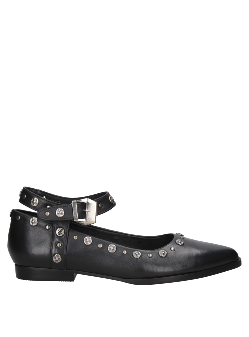 Zapato cerrado de cuero negro con punta redondeada y decoración metálica, look contemporáneo para mujer.