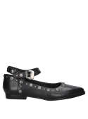 Elegante zapato de cuero negro con detalles punk chic, perfecto para eventos informales y reuniones sociales.