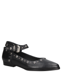 Zapato cerrado de cuero negro con punta redondeada y decoración metálica, look contemporáneo para mujer.