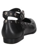 Calzado de cuero negro con textura lisa y detalles metálicos, estilo casual moderno para mujer.