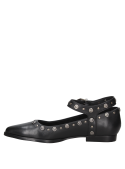 Zapato de cuero negro con hebilla y correa en el tobillo, diseño alternativo y sofisticado para mujer.