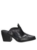 Calzado femenino vaquero en cuero negro, con acabado exótico y detalles atrevidos para un look chic.