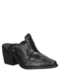 Elegante zapato vaquero para mujer, cuero negro, textura brillante, tachas decorativas y punta almendra.