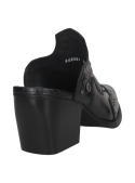 Zapato de mujer, cuero negro texturizado, estilo vaquero, detalles metálicos y diseño sofisticado.