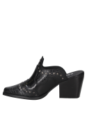Calzado femenino en cuero negro, estilo vaquero con punta almendra y detalles modernos en el empeine.