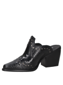 Zapato vaquero negro de cuero con textura de cocodrilo y tachas metálicas, diseño elegante para mujer.