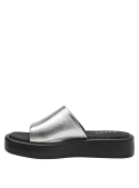 Calzado casual con suela gruesa negra, ideal para estilo sport-chic.