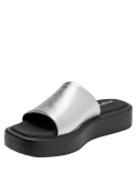 Sandalia de cuero plateado metálico para mujer, diseño minimalista y elegante.