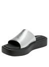 Sandalia de cuero plateado metálico para mujer, diseño minimalista y elegante.
