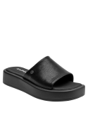 Sandalia de cuero negro para mujer, ideal para un look casual o semi-formal.