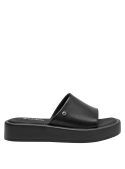 Moderna sandalia de cuero negro con suela de plataforma media y estilo chic minimalista.
