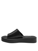 Sandalia casual de cuero negro con plataforma media y diseño sencillo para mujer.