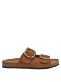 Textura suave de sandalia boho-chic en cuero café, diseño casual con hebillas ajustables para mejor calce.