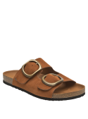 Sandalia casual de mujer en cuero café con hebillas bronce, cómoda para caminar y estilo relajado.